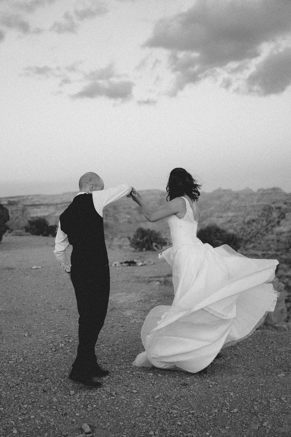 wedding couple dancing in the Utah desert